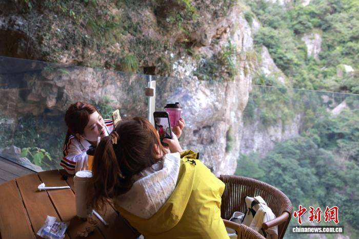 浙江温州乐清雁荡山:悬崖咖啡助力传统景区焕新出圈