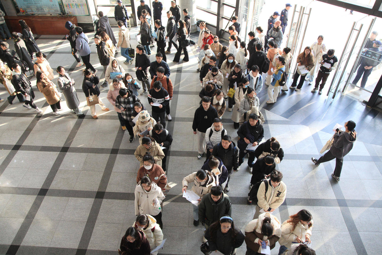 打破“35岁门槛”的首次国考:报名人数超350万创新高<strong></p>
<p>飞乐音响股票</strong>,前十岗位3个为税务系统