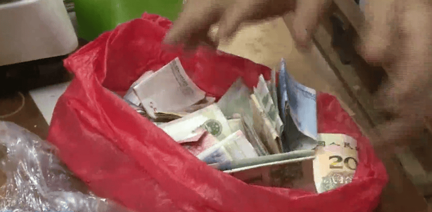 广东一男子两三年持续往批发店无故扔钱<strong></p>
<p>山西汾酒股票</strong>，店主：每次他都不承认，还钱还把钱送回来