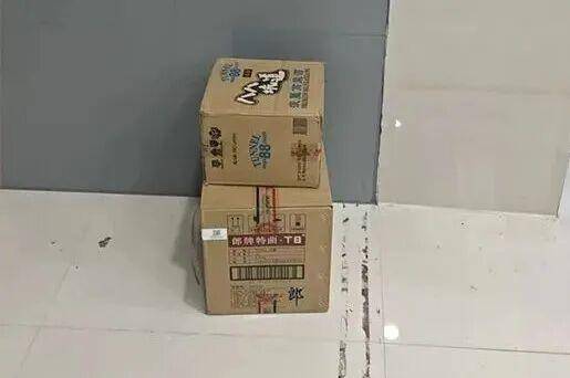 临沂俩小伙偷摸去派出所门口放下<strong></p>
<p>英特尔股票</strong>了…