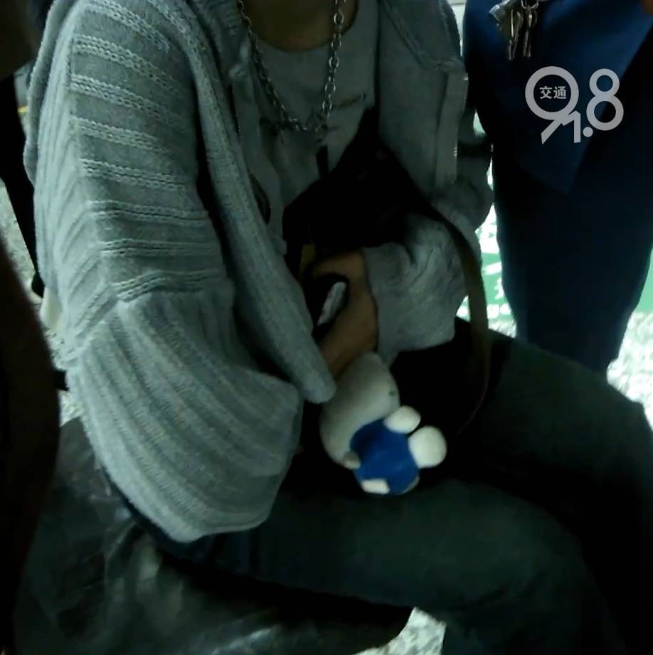 杭州地铁内<strong></p>
<p>马钢股份股票</strong>，女乘客突然崩溃大哭！紧接着……这一幕被拍下