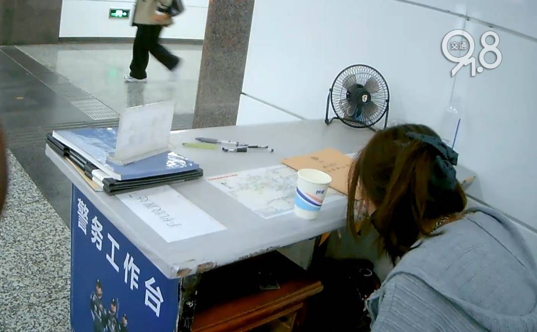 杭州地铁内<strong></p>
<p>马钢股份股票</strong>，女乘客突然崩溃大哭！紧接着……这一幕被拍下