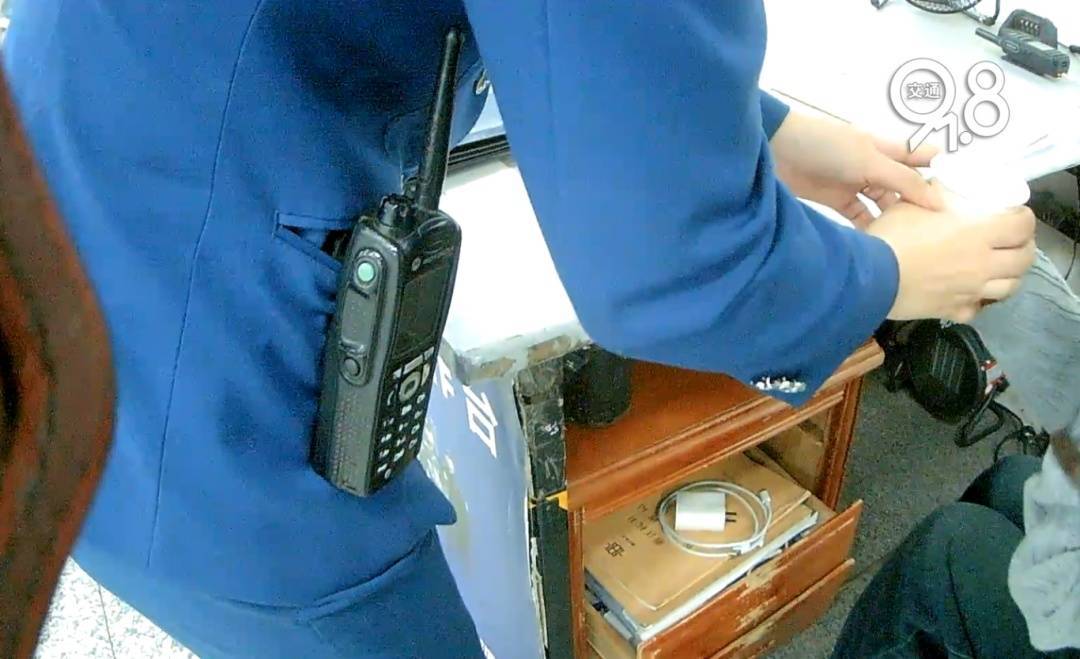 杭州地铁内<strong></p>
<p>马钢股份股票</strong>，女乘客突然崩溃大哭！紧接着……这一幕被拍下