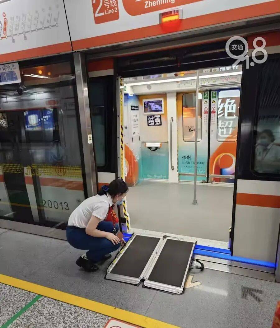 杭州地铁内<strong></p>
<p>马钢股份股票</strong>，女乘客突然崩溃大哭！紧接着……这一幕被拍下