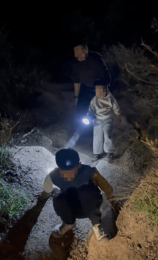 2个大人带3个孩子被困河南深山<strong></p>
<p>奇安信股票</strong>,男子仅凭山上微光摸黑营救:我对山里环境熟