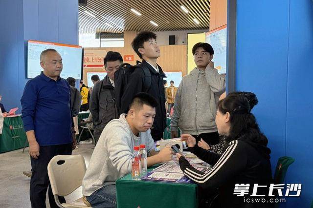 700余名退役军人及军属长沙求职<strong></p>
<p>厦门港务股票</strong>,165人达成意向