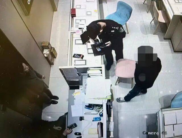 股市套现170万元后<strong></p>
<p>神州泰岳股票</strong>,杭州男子豪购300克金条!老板当场报警……