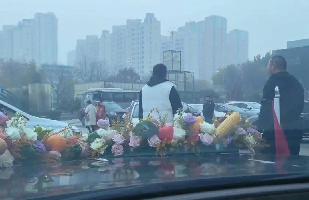 “不给50条烟不让走” ? 知情者称一婚车被拦<strong></p>
<p>神州泰岳股票</strong>,新人弃车离开,律师:已达刑事立案标准