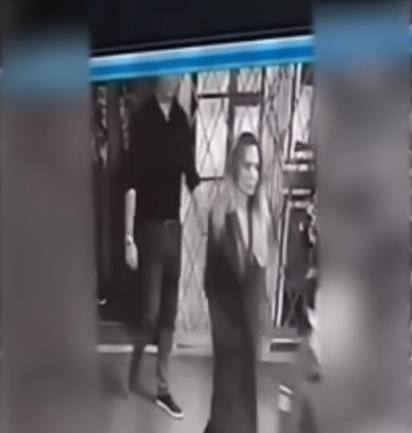 安吉丽娜·朱莉访乌<strong></p>
<p>神州泰岳股票</strong>,保镖被带走