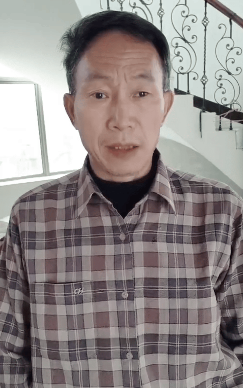 “蛇被我甩开了<strong></p>
<p>七匹狼股票</strong>,没完全注射毒液”,湖南直播抓蛇被咬伤网红被警方拘留后发声道歉