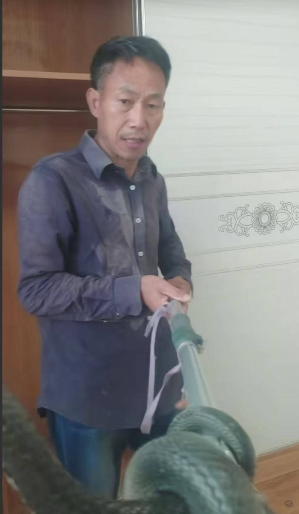 “蛇被我甩开了<strong></p>
<p>七匹狼股票</strong>,没完全注射毒液”,湖南直播抓蛇被咬伤网红被警方拘留后发声道歉