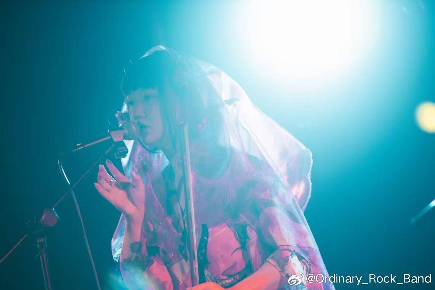 一乐队主唱被剧院电动座椅架挤压离世 有市民称该场馆内座椅系一体化设计<strong></p>
<p>龙湖股票</strong>,可折叠收上墙