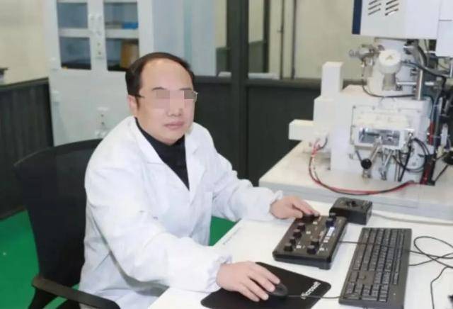 大骗子成了首席科学家<strong></p>
<p>鄂尔多斯股票</strong>，起底郭某