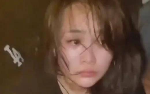 柬埔寨记者涉嫌骚扰劫狱女嫌犯:现场发表不雅言论并用手触碰其脸颊<strong></p>
<p>东方集团股票</strong>,被吊销记者证