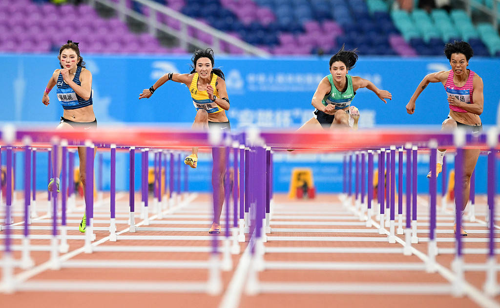 吴艳妮摘银颁奖台上仰面爆哭<strong></p>
<p>东方集团股票</strong>,她向粉丝和家人鞠躬,“给自己打0分,对不起你们”