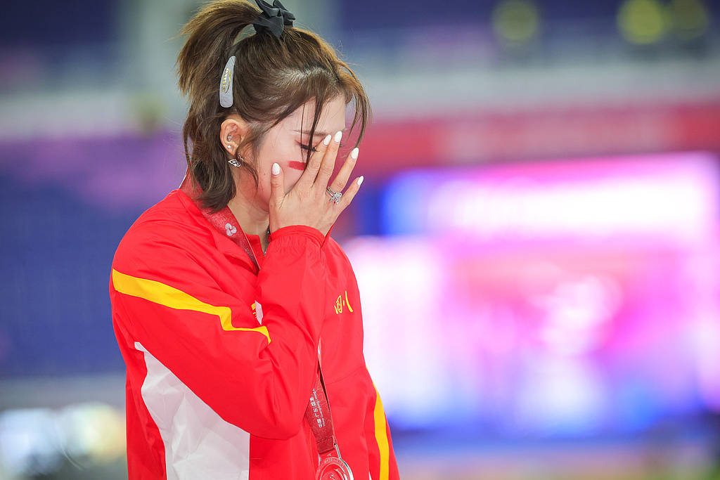 吴艳妮摘银颁奖台上仰面爆哭<strong></p>
<p>东方集团股票</strong>,她向粉丝和家人鞠躬,“给自己打0分,对不起你们”