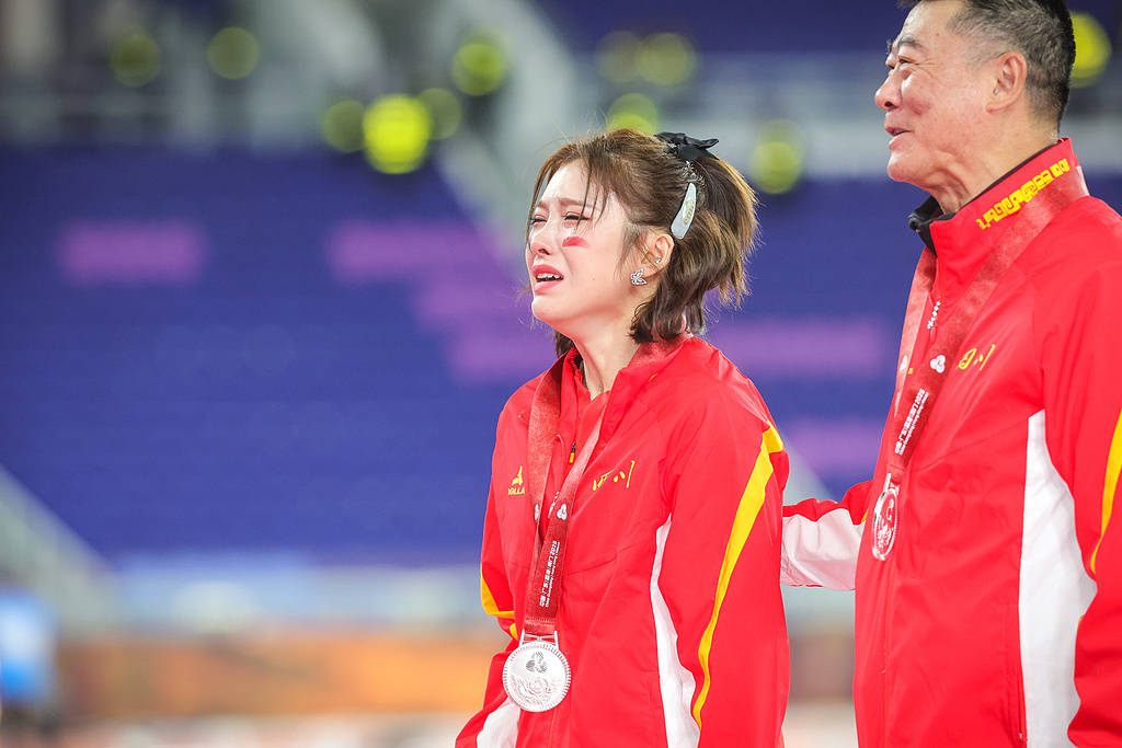 吴艳妮摘银颁奖台上仰面爆哭<strong></p>
<p>东方集团股票</strong>,她向粉丝和家人鞠躬,“给自己打0分,对不起你们”