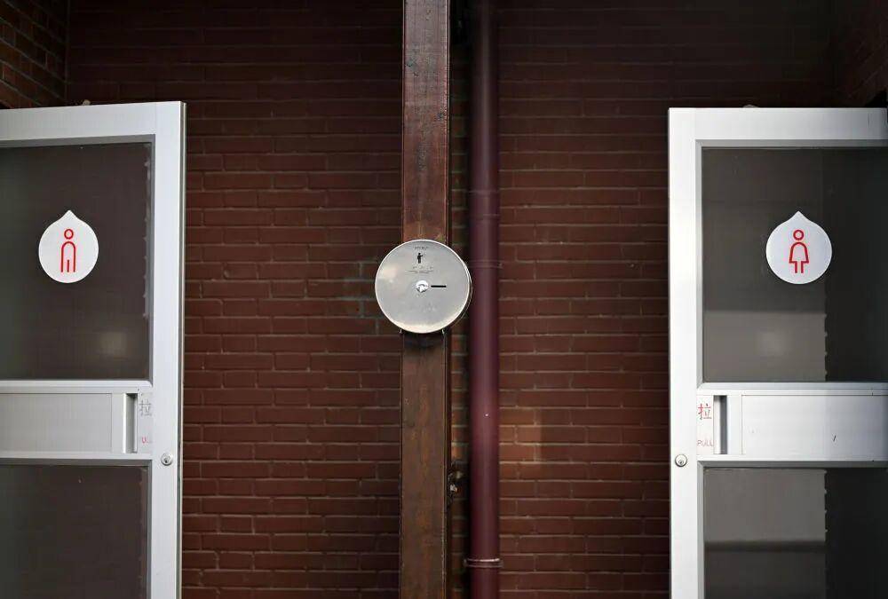 “我只想上个厕所<strong></p>
<p>东方集团股票</strong>，别考我了行不行！”