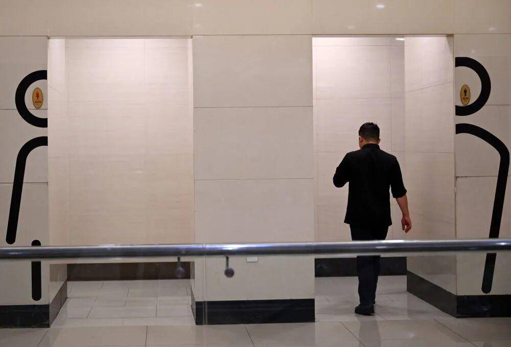 “我只想上个厕所<strong></p>
<p>东方集团股票</strong>，别考我了行不行！”