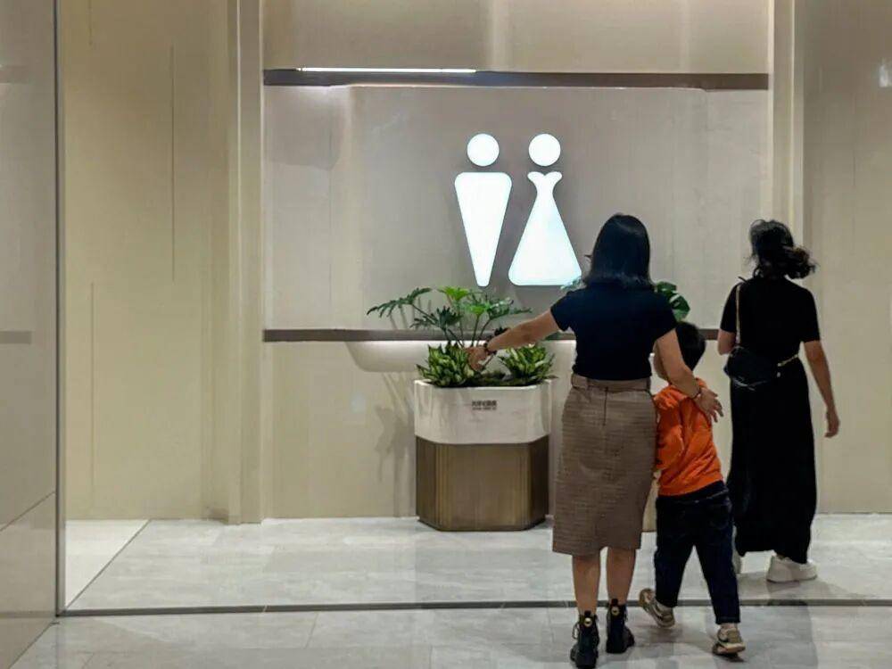 “我只想上个厕所<strong></p>
<p>东方集团股票</strong>，别考我了行不行！”