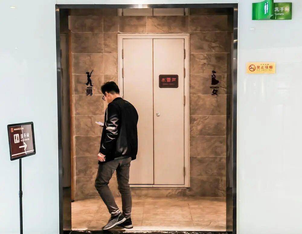 “我只想上个厕所<strong></p>
<p>东方集团股票</strong>，别考我了行不行！”