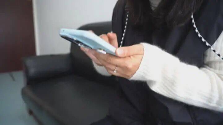 扬州一女子刷短视频惹祸：偷偷去银行取了6万现金<strong></p>
<p>山推股份股票</strong>，结果……