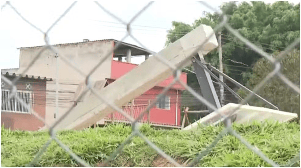 巴西17岁少年在朋友面前秀扣篮<strong></p>
<p>山推股份股票</strong>,下一秒篮架倒塌被砸头身亡