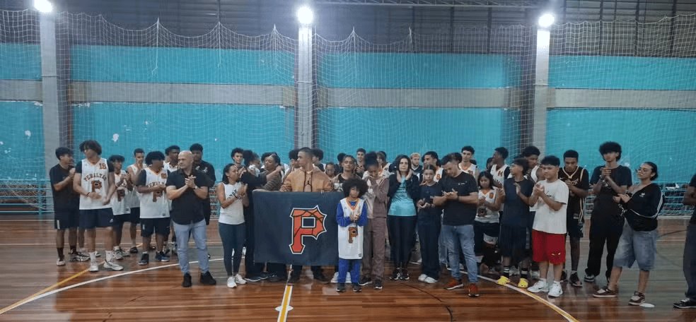 巴西17岁少年在朋友面前秀扣篮<strong></p>
<p>山推股份股票</strong>,下一秒篮架倒塌被砸头身亡