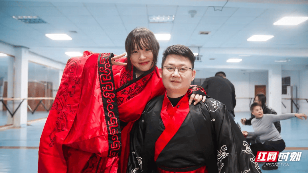 汶川地震被救起的女孩，17年后和救她的军人结婚了