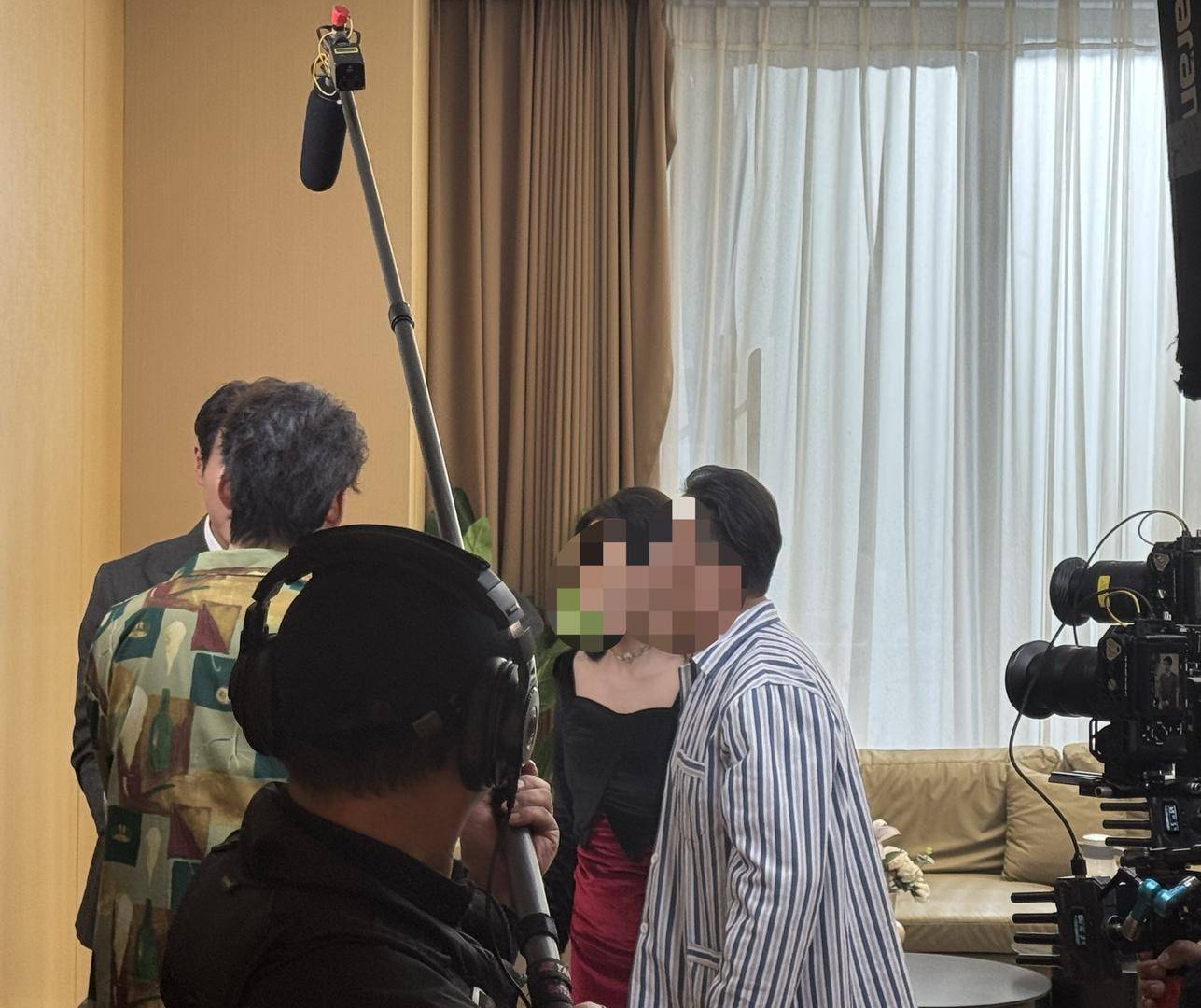 日薪300元招特约演员，进组拍戏先交近万元集训费？业内人士揭短剧演员招募利益链