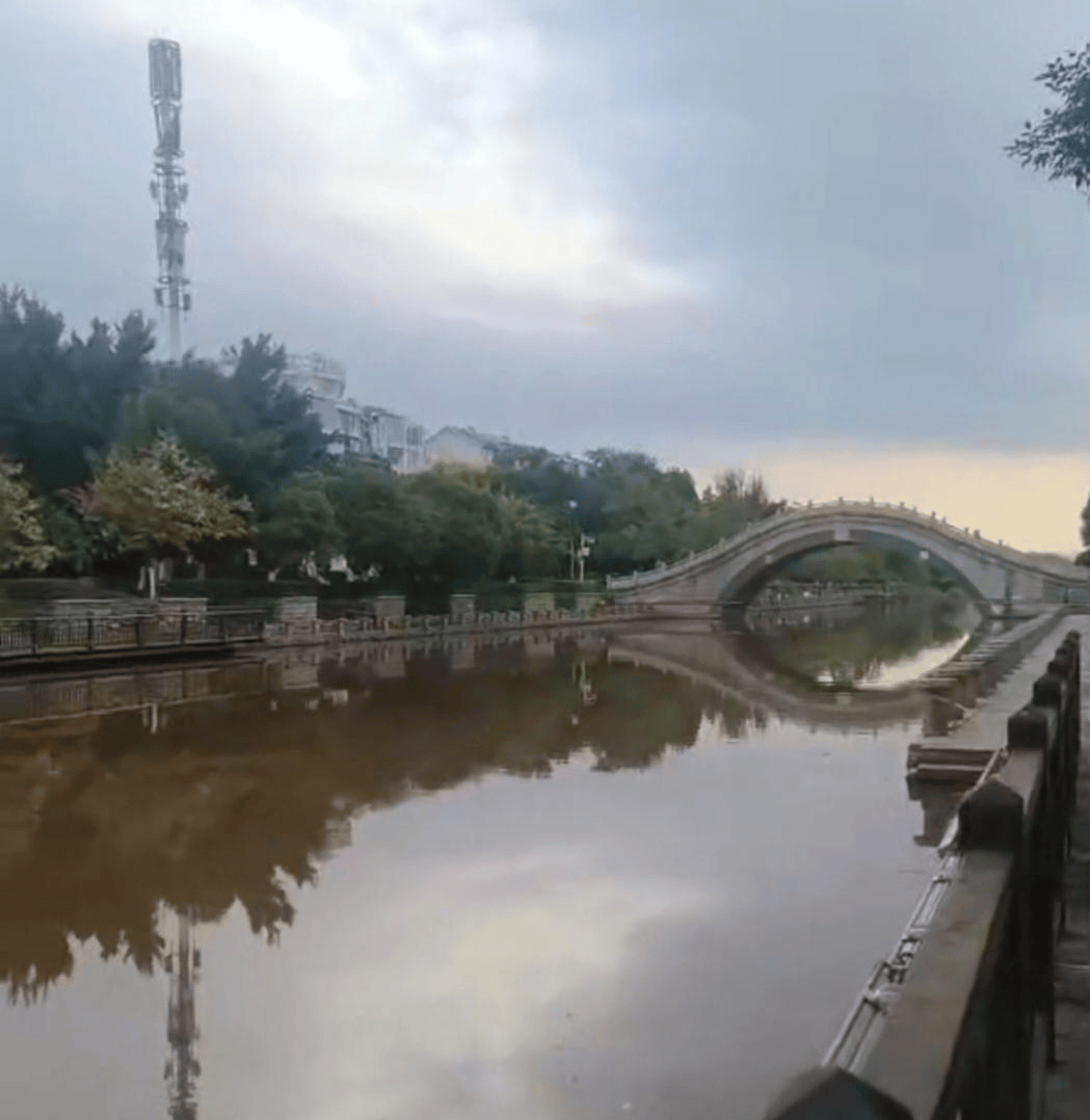 19岁小伙为救跳河女友溺亡<strong></p>
<p>华新水泥股票</strong>，家人称他不会游泳 律师：男女朋友在法律上无明确救助义务