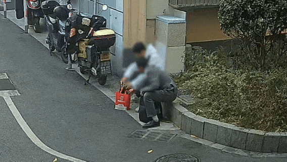 上门取走19万元<strong></p>
<p>中船防务股票</strong>，杭州一西装革履“金融专员”被抓！在高速服务区被抓，车上塞满现金