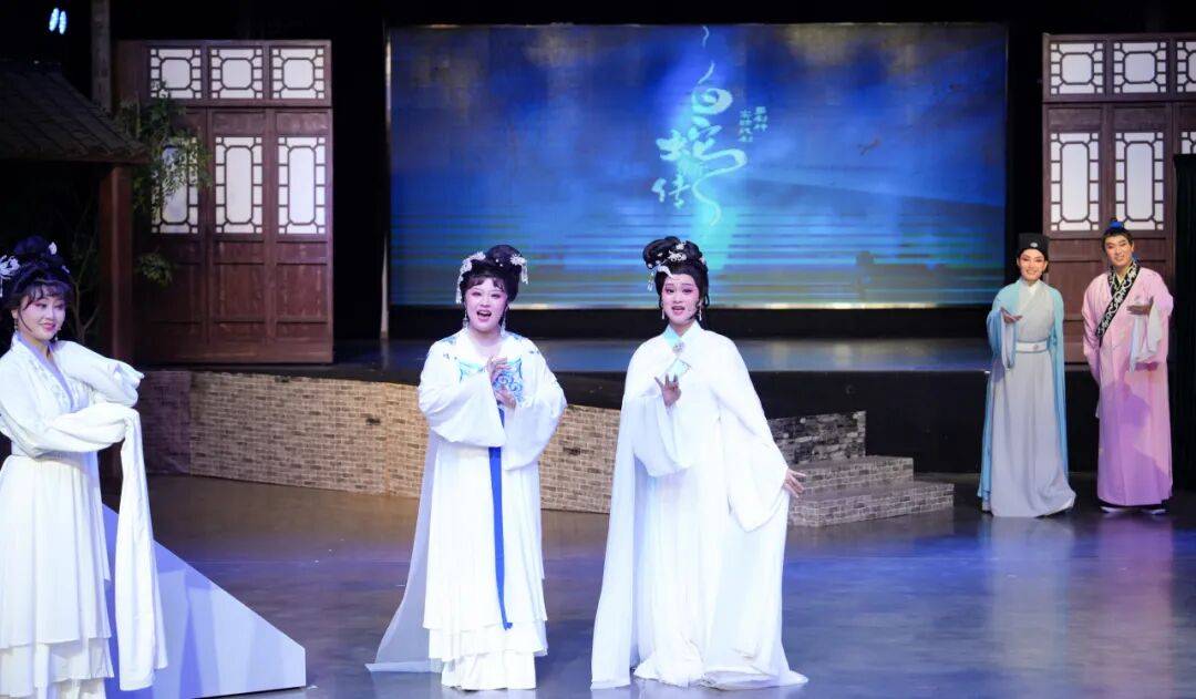 文化礼堂丨桐乡戏剧 “接力棒” 传进村！《白蛇新传》在城西剧场开演<strong></p>
<p>中船防务股票</strong>，让百姓爱上演戏