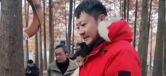 确认了,是演员印小天!本人回应:本能反应,小事一件