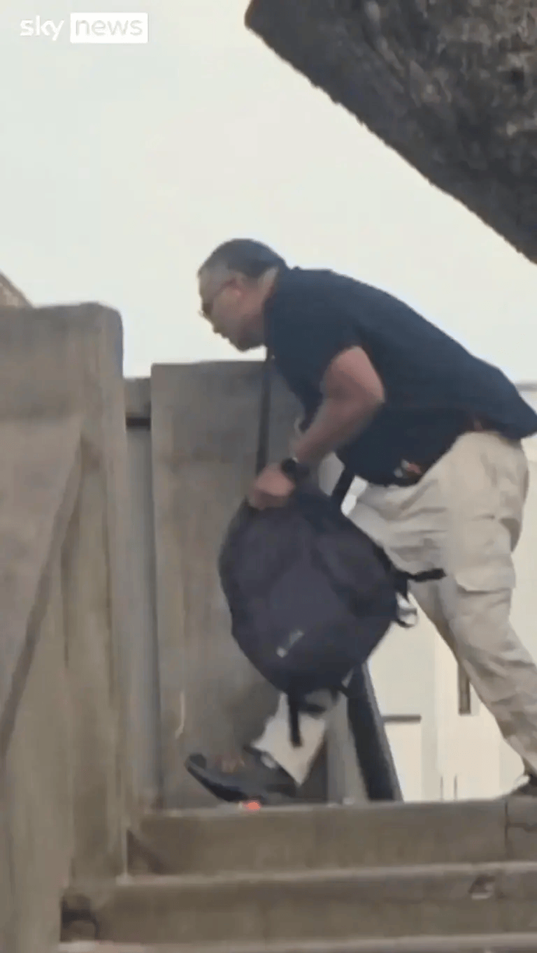 悉尼枪手被制服<strong></p>
<p>天音控股股票</strong>，愤怒民众猛踩头部，调查显示枪手合法持有六支枪