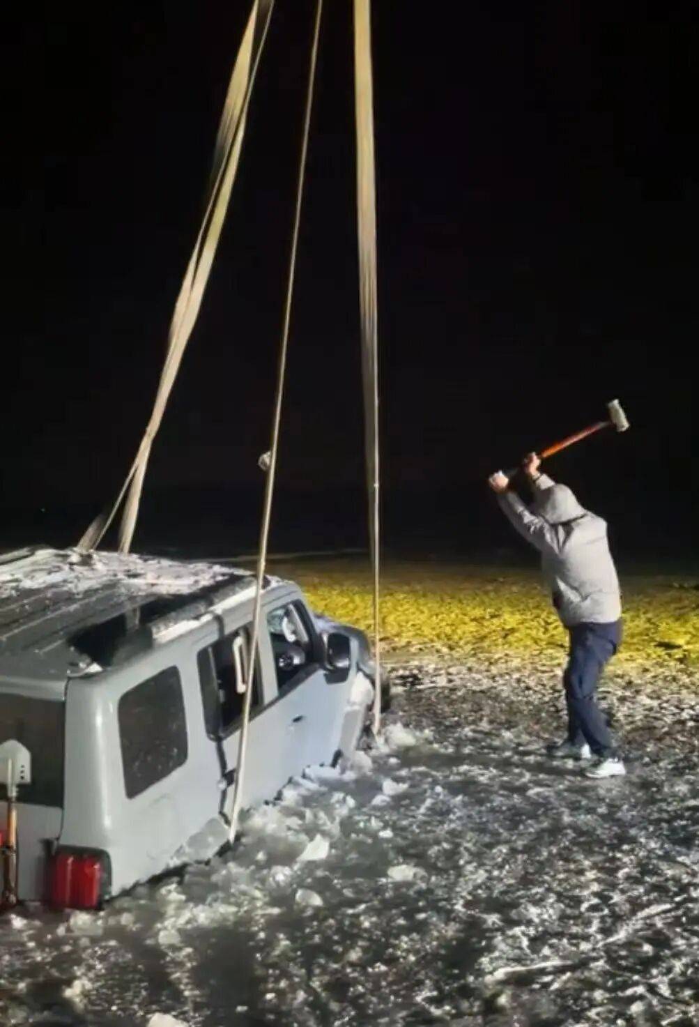 河北一越野车在水库冰面练漂移<strong></p>
<p>天音控股股票</strong>,冰层突然破裂,车轮落水被冻6小时,找来吊车深夜将车吊出