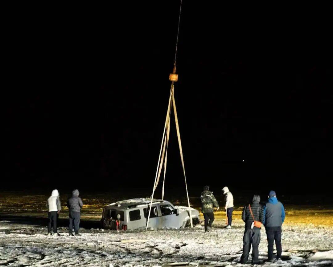 河北一越野车在水库冰面练漂移<strong></p>
<p>天音控股股票</strong>,冰层突然破裂,车轮落水被冻6小时,找来吊车深夜将车吊出