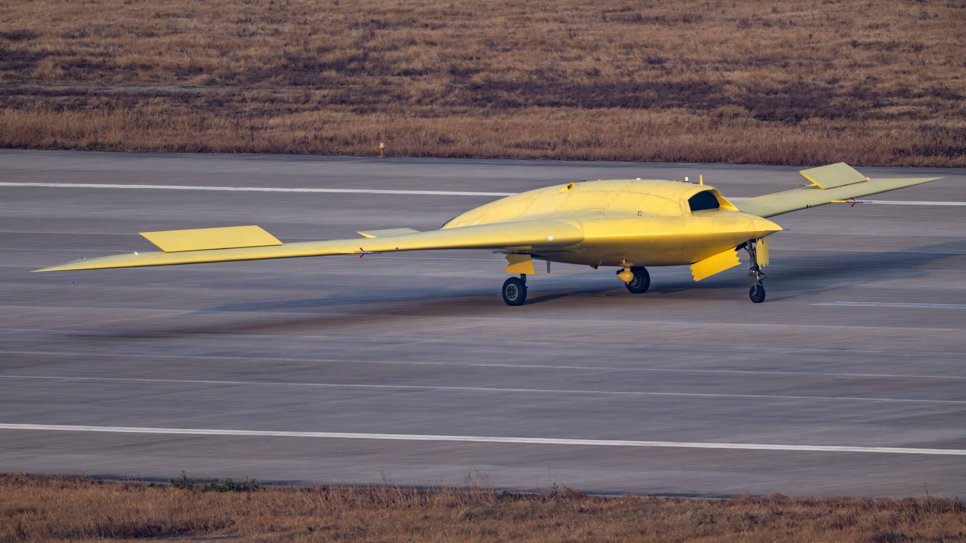 多张高清大图<strong></p>
<p>天音控股股票</strong>！新型高空高速长航时无人机彩虹-7近日成功首飞