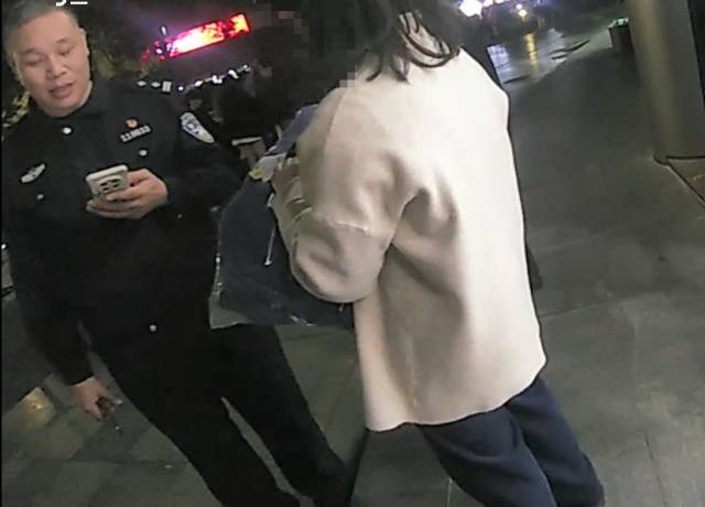 机智!快递在家门口被偷<strong></p>
<p>天音控股股票</strong>,她用一招抓到了人还拿回了东西