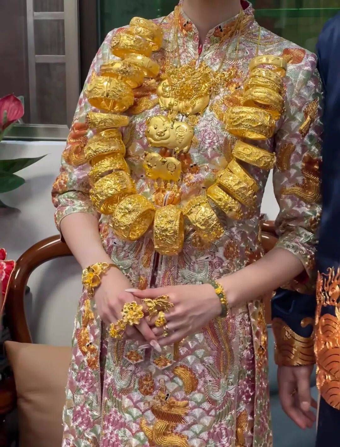 潮汕老板卖0.1克黄金<strong></p>
<p>天音控股股票</strong>,今年已进账62亿