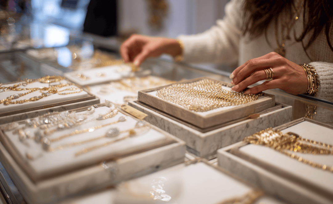 潮汕老板卖0.1克黄金<strong></p>
<p>天音控股股票</strong>,今年已进账62亿