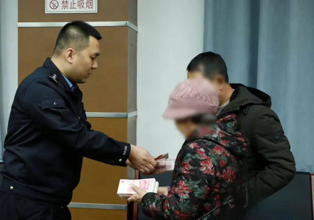 “妈<strong></p>
<p>紫江企业股票</strong>，我撞死人了，快救我！”警方18小时跨省追击“假儿子”