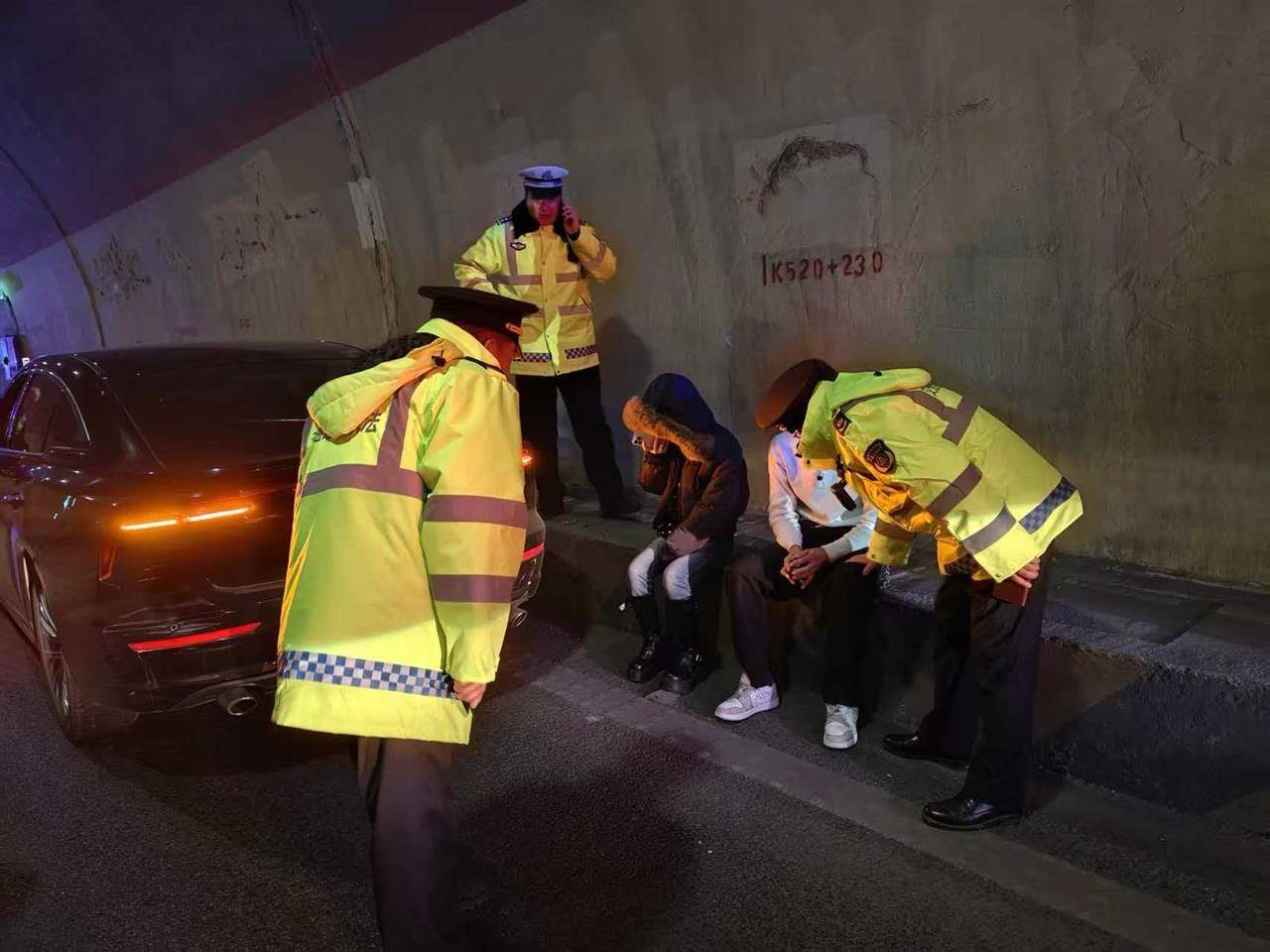 兰海高速一小车定速巡航故障刹车失灵<strong></p>
<p>紫江企业股票</strong>，时速115狂奔490公里直至燃油耗尽，交警开道、路政压阵成功化险