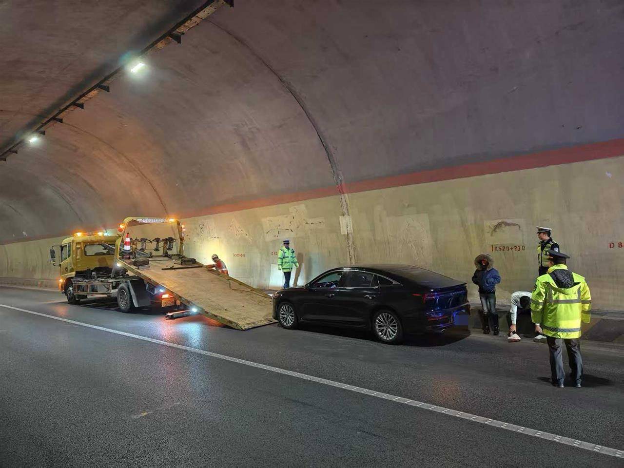 兰海高速一小车定速巡航故障刹车失灵<strong></p>
<p>紫江企业股票</strong>，时速115狂奔490公里直至燃油耗尽，交警开道、路政压阵成功化险