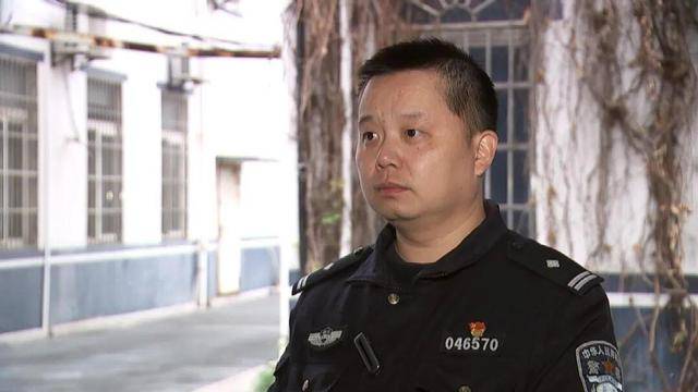 砰!浙江女子刚坐进车里<strong></p>
<p>紫江企业股票</strong>,一把菜刀砸在眼前,随后剪刀又飞来