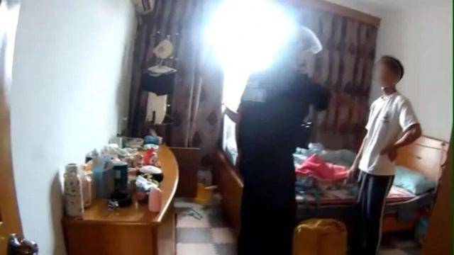 砰!浙江女子刚坐进车里<strong></p>
<p>紫江企业股票</strong>,一把菜刀砸在眼前,随后剪刀又飞来