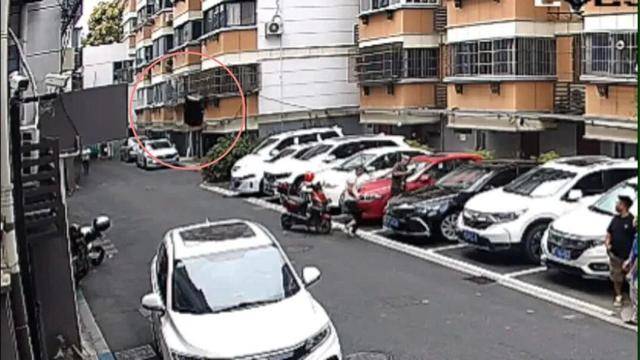 砰!浙江女子刚坐进车里<strong></p>
<p>紫江企业股票</strong>,一把菜刀砸在眼前,随后剪刀又飞来