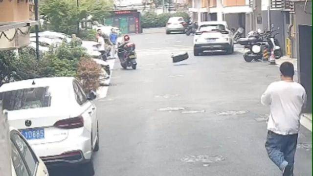 砰!浙江女子刚坐进车里<strong></p>
<p>紫江企业股票</strong>,一把菜刀砸在眼前,随后剪刀又飞来