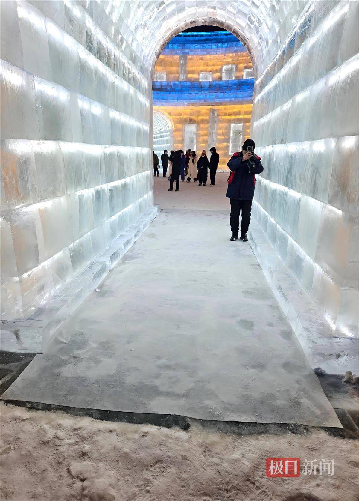 哈尔滨冰雪大世界有多宠游客:结冰路面游客易打滑,工作人员铺棉纸解决