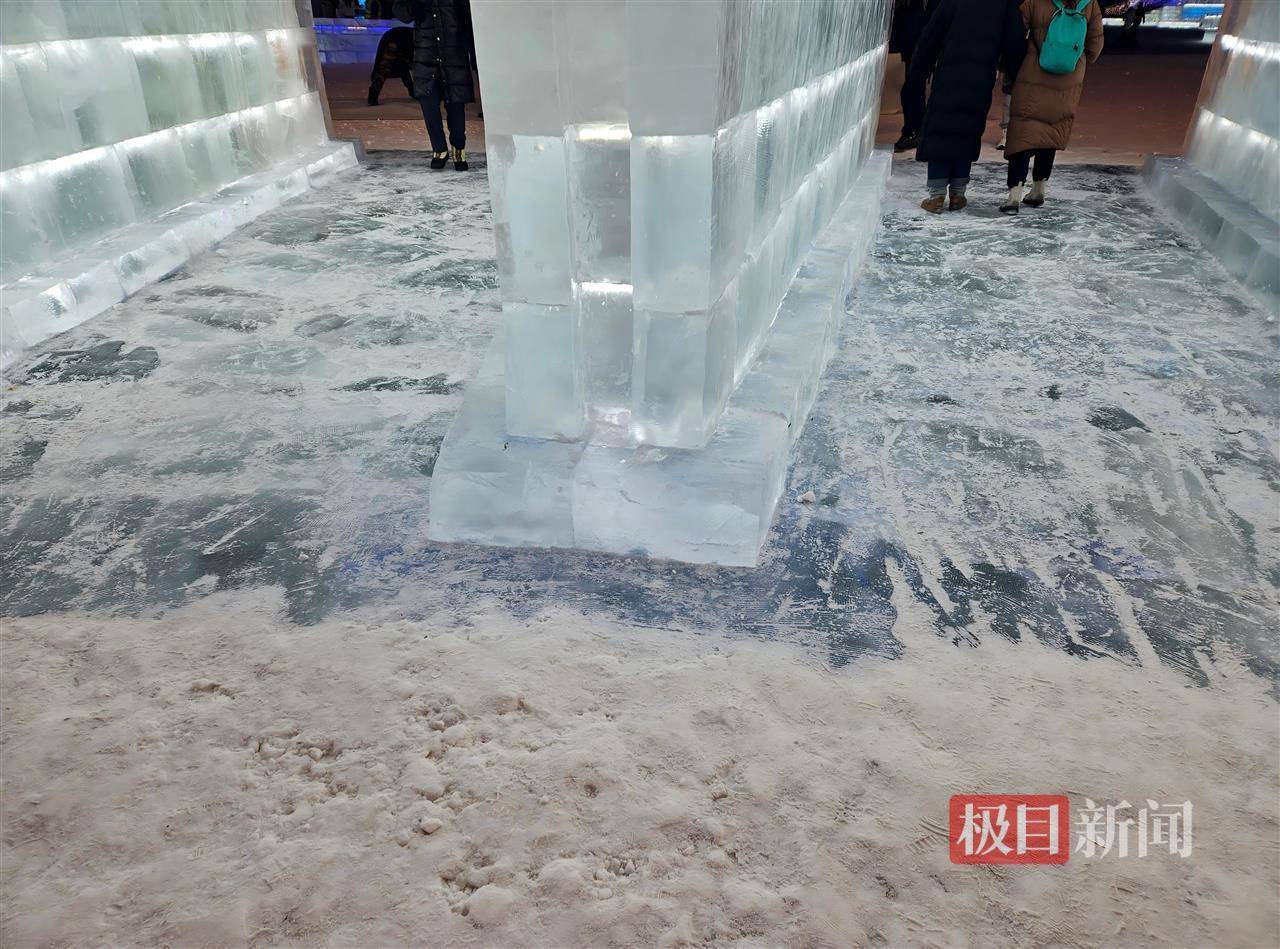哈尔滨冰雪大世界有多宠游客:结冰路面游客易打滑<strong></p>
<p>紫江企业股票</strong>,工作人员铺棉纸解决